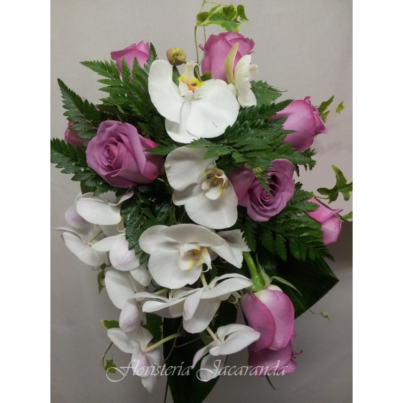 Ramo de novia de phalaenopsis y rosas