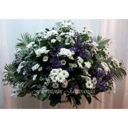 Centro de flores en blanco y azul