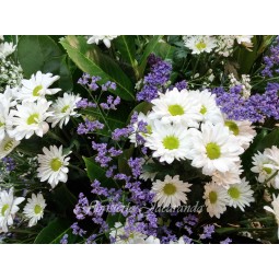 Centro de flores en blanco y azul