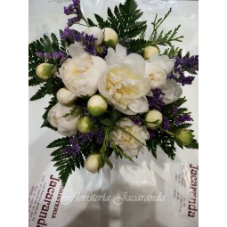 Ramo de peonias blancas