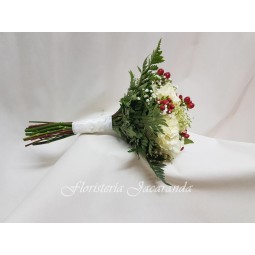 Ramo de novia de rosas e hipericum