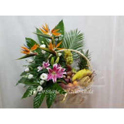Cesta de frutas con flores