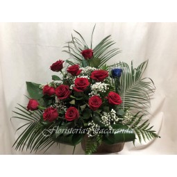 Cesta de rosas naturales con una preservada