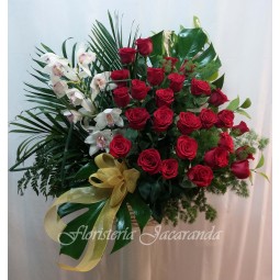 Centro de rosas rojas y cymbidium (S.Valentín)