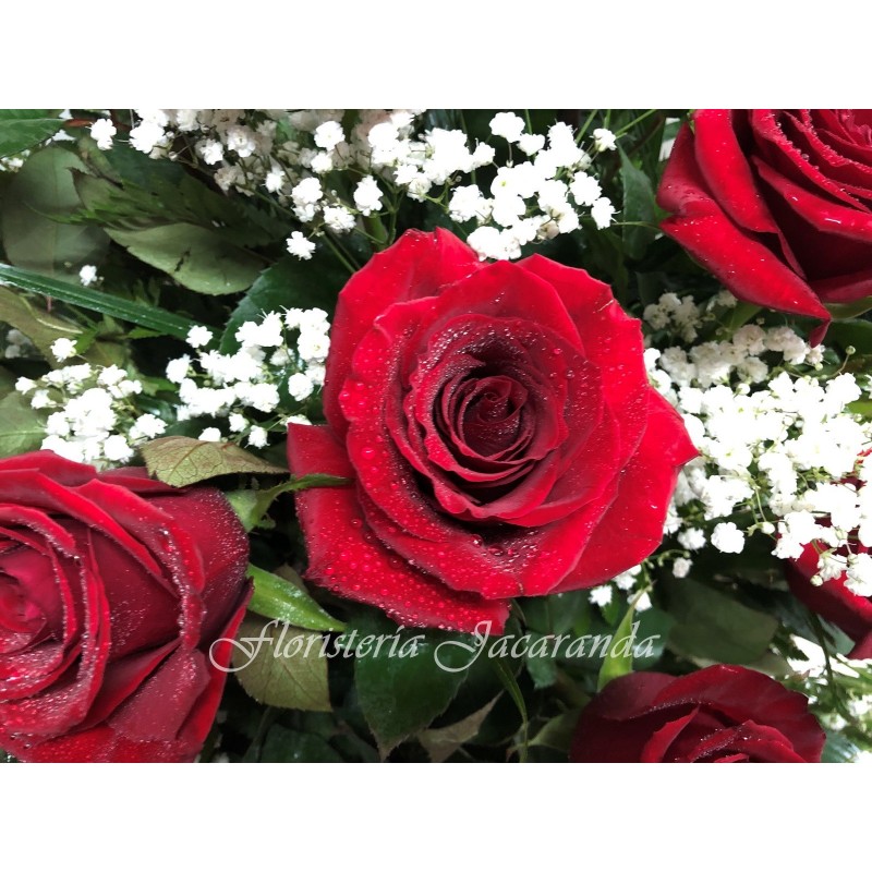 Cesta de rosas naturales con una preservada (S.Valentín)