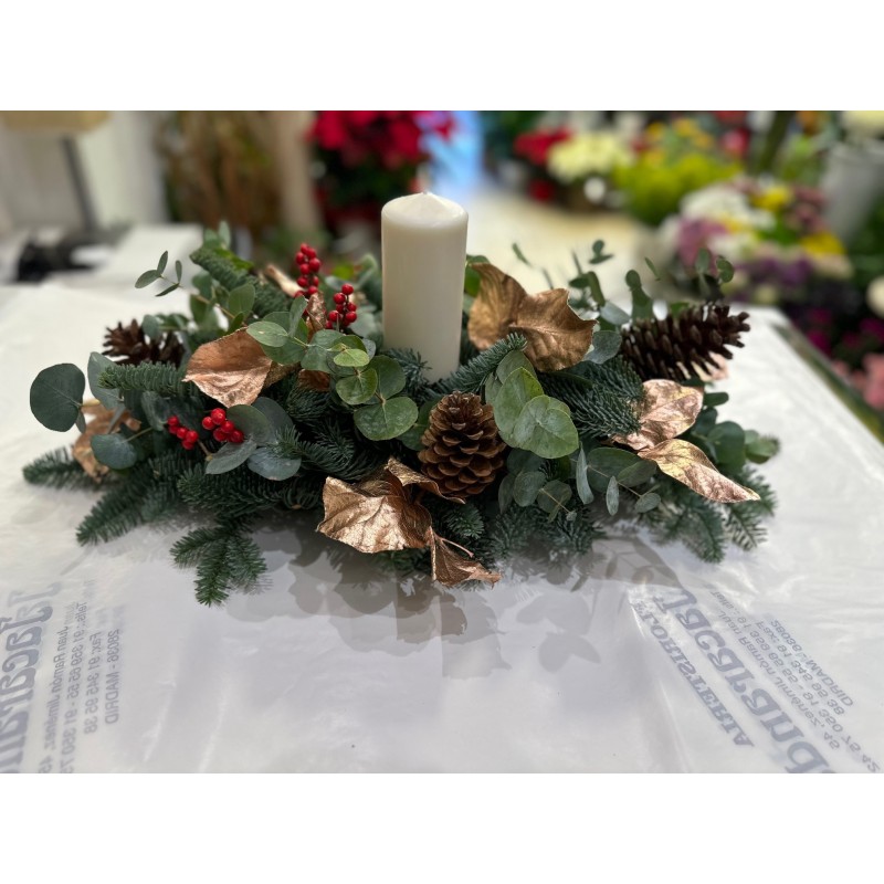 Centro navideño con vela blanca