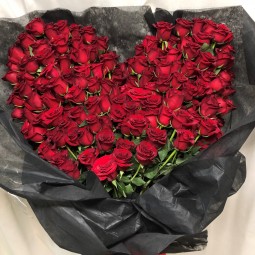 Corazón de rosas rojas