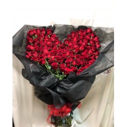 Corazón de rosas rojas