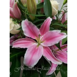 Florero con lilium oriental y rosas