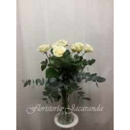 Florero de rosas blancas